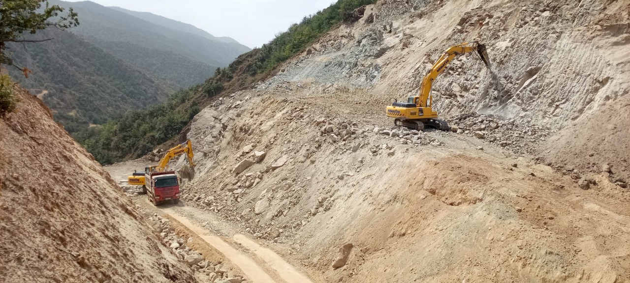 construction-of-32-km-of-road-from-agarak-to-vardaniz3