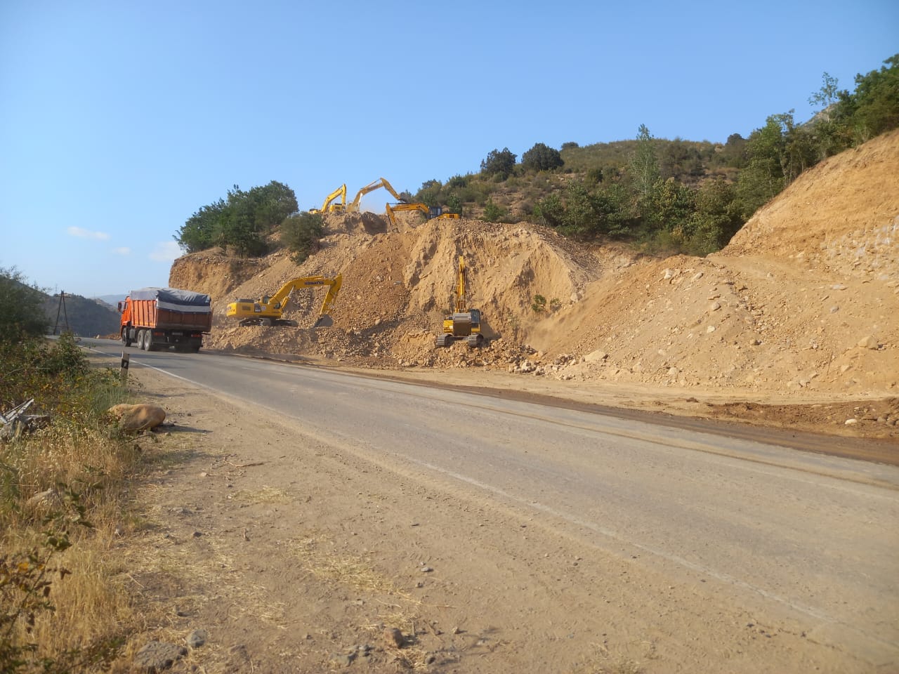 construction-of-32-km-of-road-from-agarak-to-vardaniz4